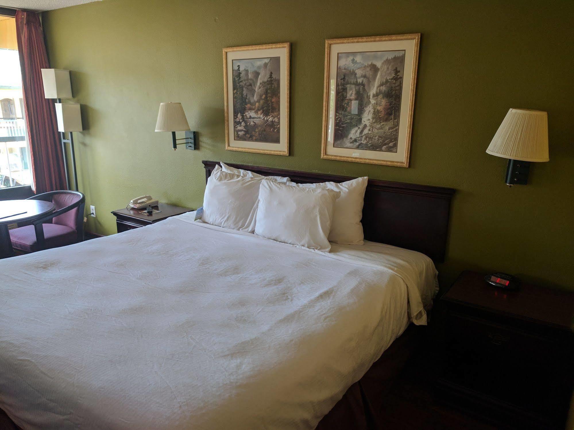 Hotel Days By Wyndham Saint Thomas West Hospital