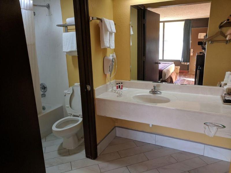 Days By Wyndham Saint Thomas West Hospital Hotel 2*